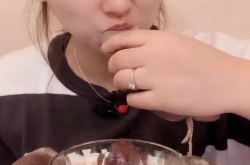 小姐姐们在吃什么呢,吃什么让她们如此心动？